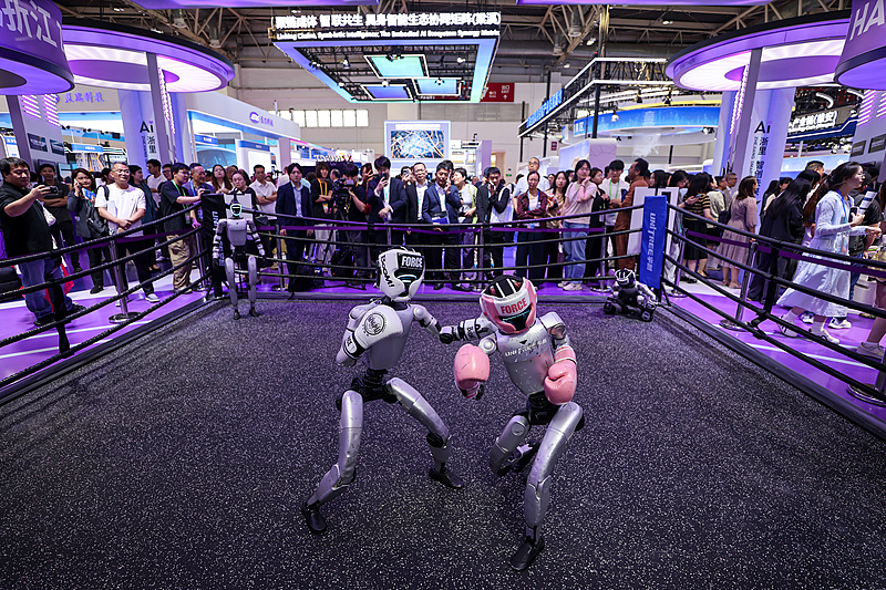 Performance de combat de robots lors de la 4e China International Supply Chain Expo, Pékin, Chine, le 22 juin 2026. /VCG