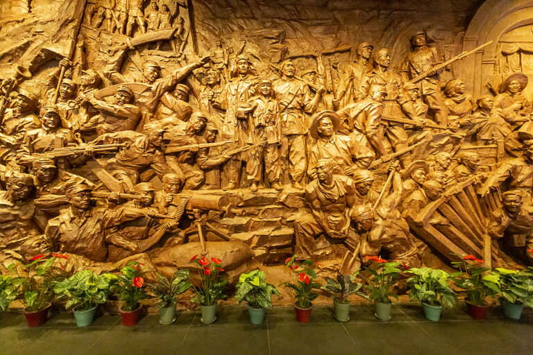 Une sculpture de révolutionnaires dirigés par le Parti communiste chinois (PCC) est exposée à l'exposition 