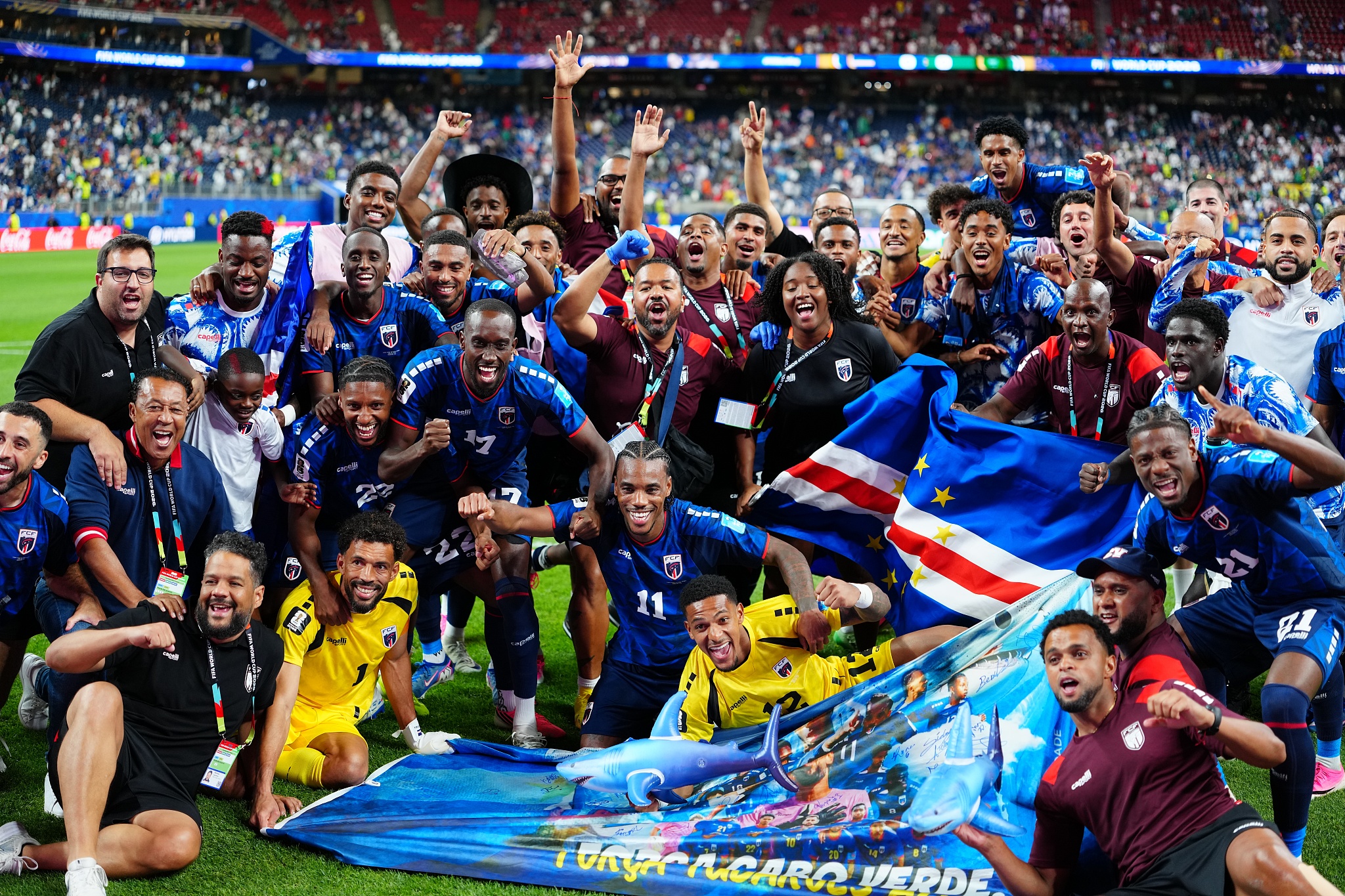 Les joueurs de Cabo Verde célèbrent après avoir obtenu un match nul contre l'Arabie Saoudite pour se qualifier pour les huitièmes de finale après leur match du Groupe H lors de la Coupe du Monde de la FIFA 2026 à Houston, Texas, le 26 juin 2026. /VCG