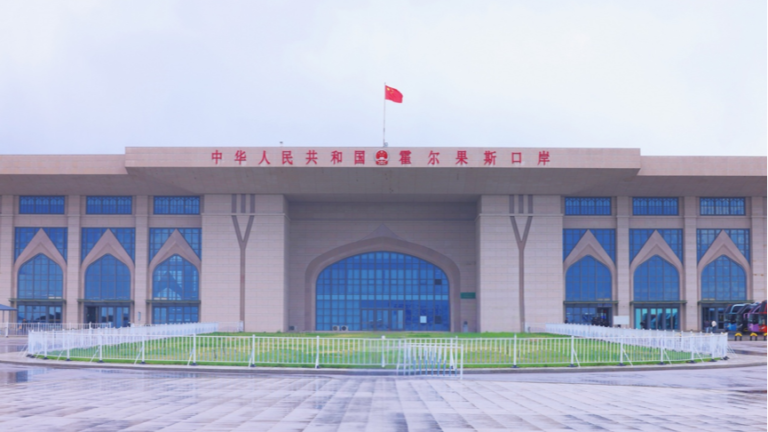 Une photo non datée montre le port de Horgos, dans la région autonome ouïgoure du Xinjiang, au nord-ouest de la Chine, une plaque tournante du commerce transfrontalier et des échanges culturels le long de la Route de la Soie. /CGTN