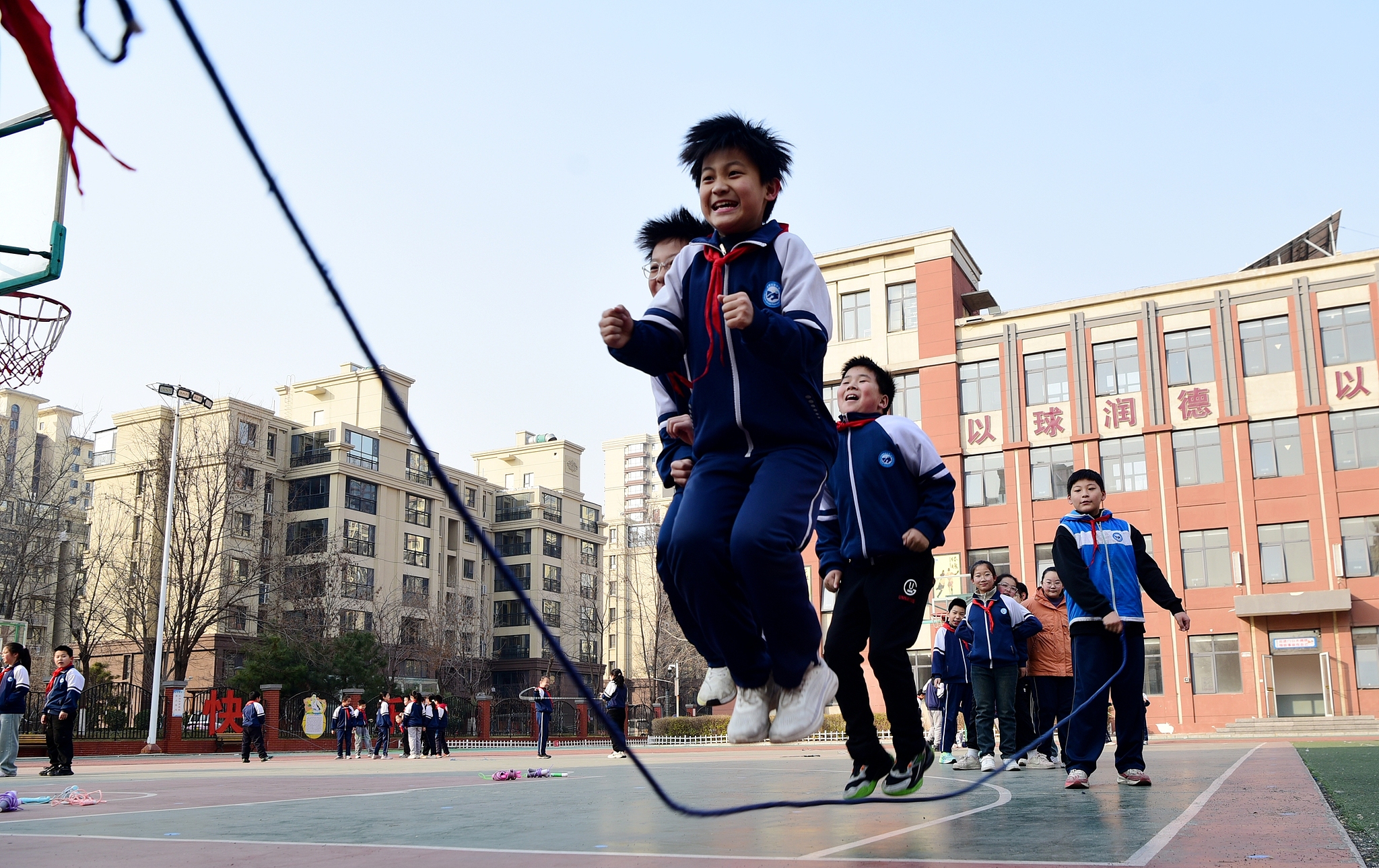 Des élèves participent à un exercice de corde à sauter lors d'une séance de récréation prolongée dans une école primaire de Shijiazhuang, dans la province du Hebei (nord de la Chine), le 27 février 2025. /VCG