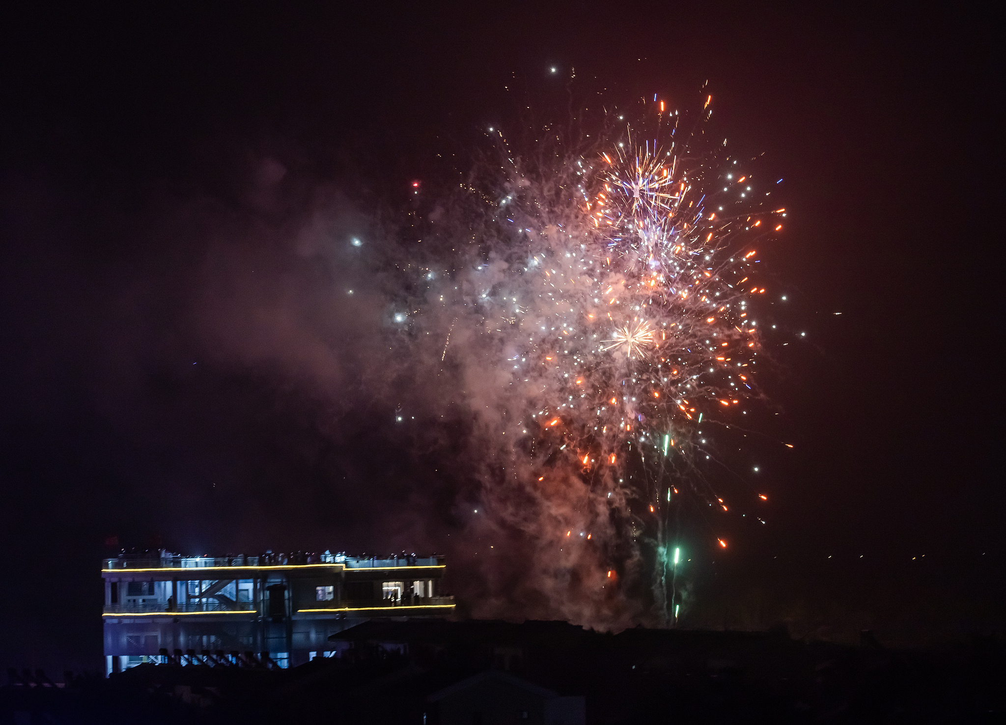 Des feux d'artifice illuminent la plate-forme d'observation du lancement de la fusée Yaoguang célébrant le lancement réussi des satellites de la constellation Qianfan, ville de Wenchang, province de Hainan (sud de la Chine), le 7 avril 2026. /VCG
