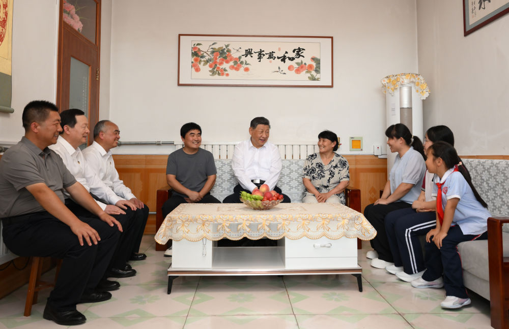 Le président chinois Xi Jinping s'entretient avec les villageois locaux pour leur poser des questions sur leur vie quotidienne lors de sa visite d'inspection à Dezhou, province du Shandong, Chine, le 24 juin 2026. /Xinhua