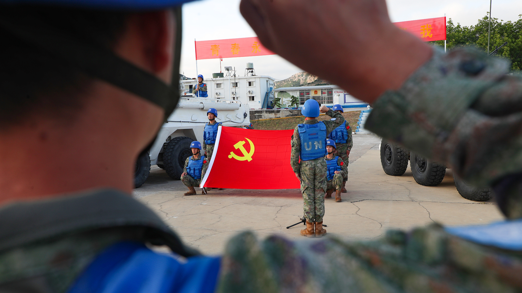 Le 22e contingent chinois de maintien de la paix au Liban organise un événement pour réviser le serment d'admission au Parti communiste chinois, le 28 juin 2024. /VCG