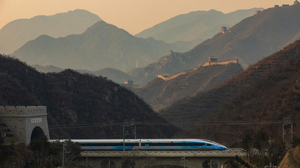 Un train à grande vitesse Pékin-Zhangjiakou traverse la section Juyongguan de la Grande Muraille, le 7 janvier 2022. /VCG