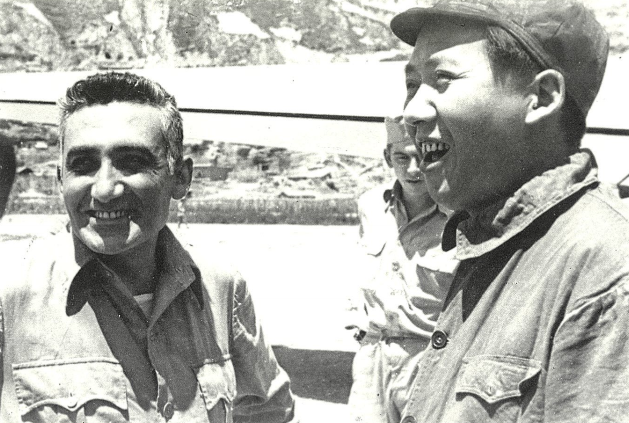 Le Dr Ma Haide avec le président Mao Zedong à l'aéroport de Yan'an en 1944. /Avec l'aimable autorisation de Zhou Youma