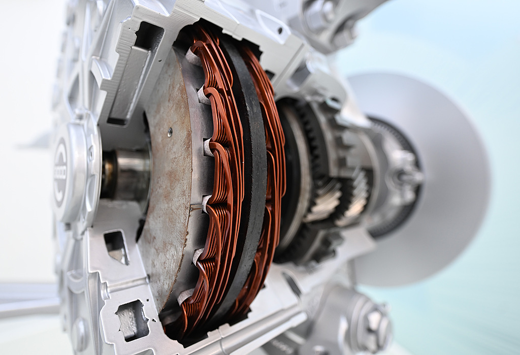 Un moteur à flux axial pour bus est présenté à Jinhua, dans la province du Zhejiang (est de la Chine), le 5 juin 2026. /VCG