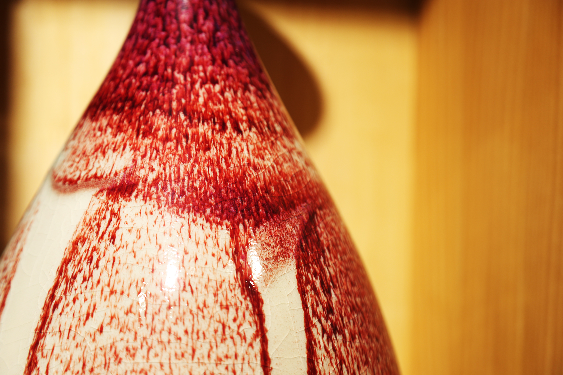 Un vase en porcelaine Jun est exposé dans un magasin de la vieille ville de Shenhou à Yuzhou, dans la province du Henan. /CGTN