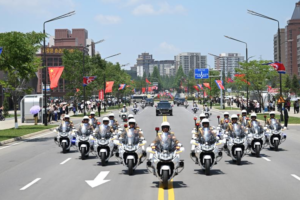 Des fleurs et des acclamations saluent Xi Jinping à Pyongyang