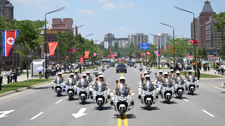 Xi Jinping, secrétaire général du Comité central du Parti communiste chinois et président chinois, arrive à Pyongyang pour une visite d'État en République populaire démocratique de Corée, le 8 juin 2026. /Xinhua