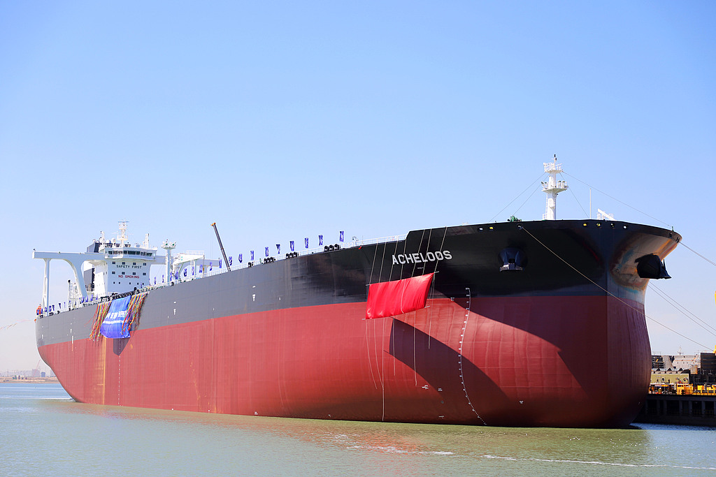 Le très gros transporteur de pétrole ACHELOOS est aperçu à Dalian, dans la province du Liaoning (nord-est de la Chine), le 5 juin 2026. /VCG