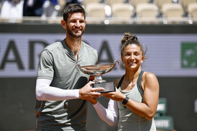 Andrea Vavassori (L) et Sara Errani, d'Italie, posent avec le trophée après avoir battu Evan King des États-Unis et Gabriela Dabrowski du Canada lors de la finale du double mixte à l'Open de France de Roland Garros à Paris, en France. /VCG