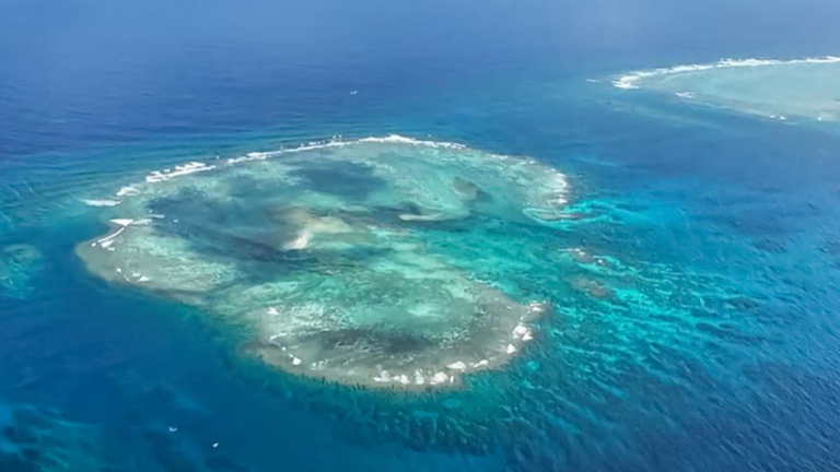 Une vue de l'île Zhongye, située au milieu de Zhongye Qunjiao, dans les îles Nansha, dans la mer de Chine méridionale. /VCG