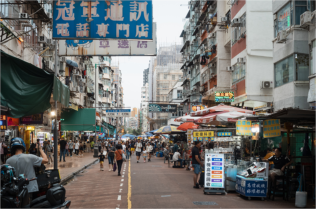 Une scène de rue dans le quartier Sham Shui Po de Hong Kong, Chine. /VCG