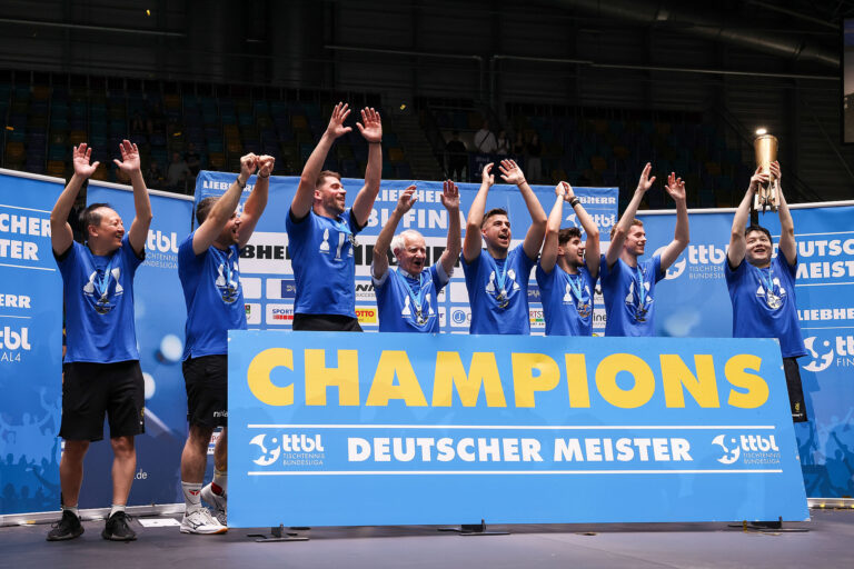 Les joueurs et entraîneurs de Saarbrücken-Tischtennis célèbrent après avoir battu le Borussia Düsseldorf 3-1 lors du match de championnat final de la Bundesliga de tennis de table à la Süwag Energie ARENA à Francfort, en Allemagne, le 31 mai 2026. /VCG
