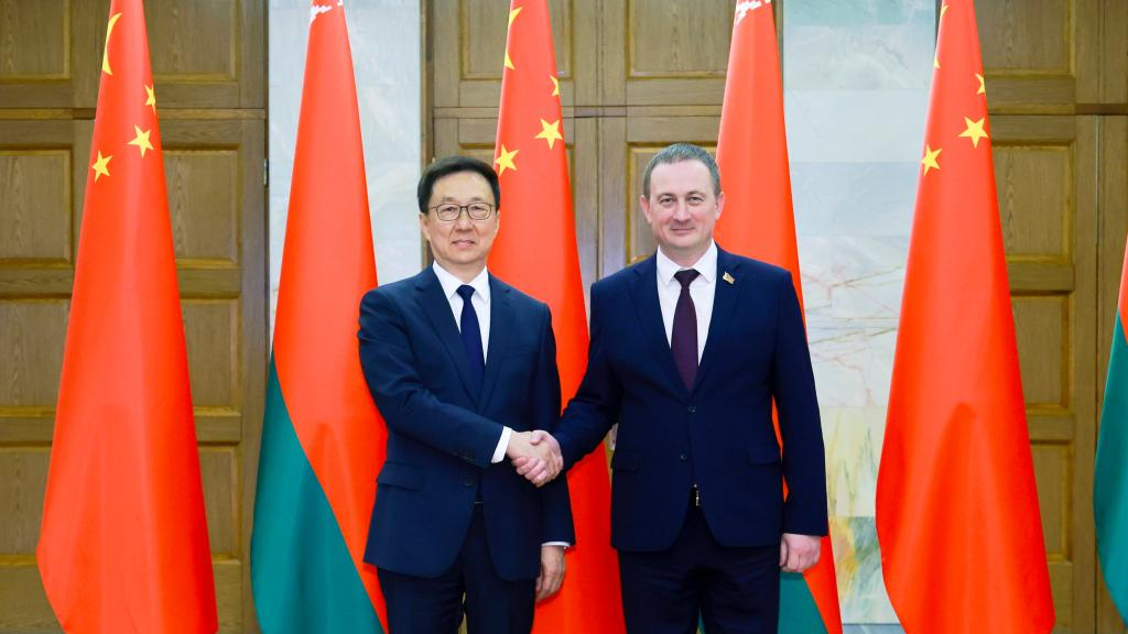 Le vice-président chinois Han Zheng (à gauche) rencontre le Premier ministre biélorusse Alexander Turchin à Minsk, en Biélorussie, le 6 juin 2026. /Xinhua