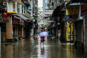 Japan, alert for two typhoons: evacuations in 13 prefectures