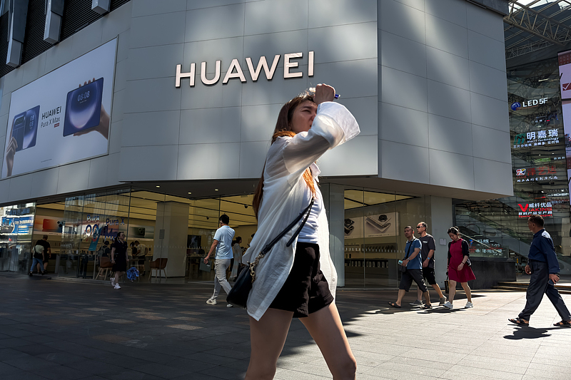 Des piétons passent devant un magasin Huawei à Shenzhen, province du Guangdong, Chine, le 28 mai 2026. /VCG