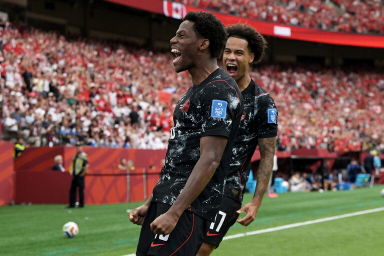 Jonathan David propulse le Canada vers une victoire historique en Coupe du monde contre le Qatar
