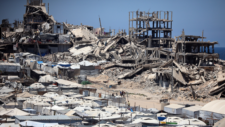 Des tentes abritant des familles palestiniennes déplacées sont érigées parmi les décombres de maisons et d'entreprises dans le camp de réfugiés d'Al-Shati, à l'ouest de la ville de Gaza, le 19 juin 2026. /VCG