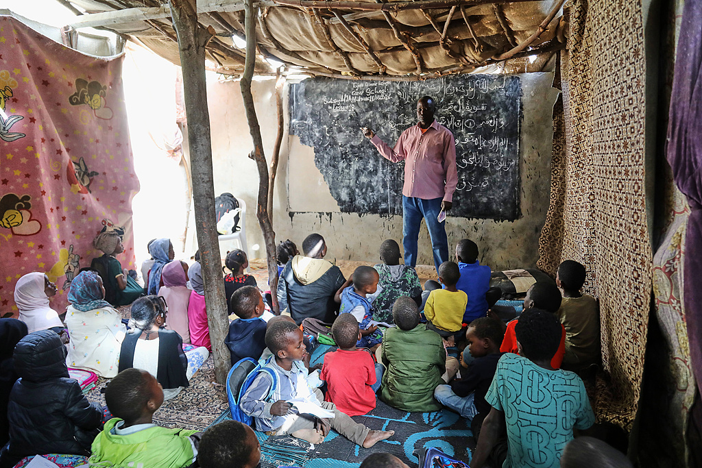 Un enseignant soudanais qui a quitté le Soudan pendant la guerre civile enseigne dans une école de réfugiés accueillant environ 73 enfants à Tajoura, à l'est de Tripoli, en Libye, le 18 mai 2026. /VCG