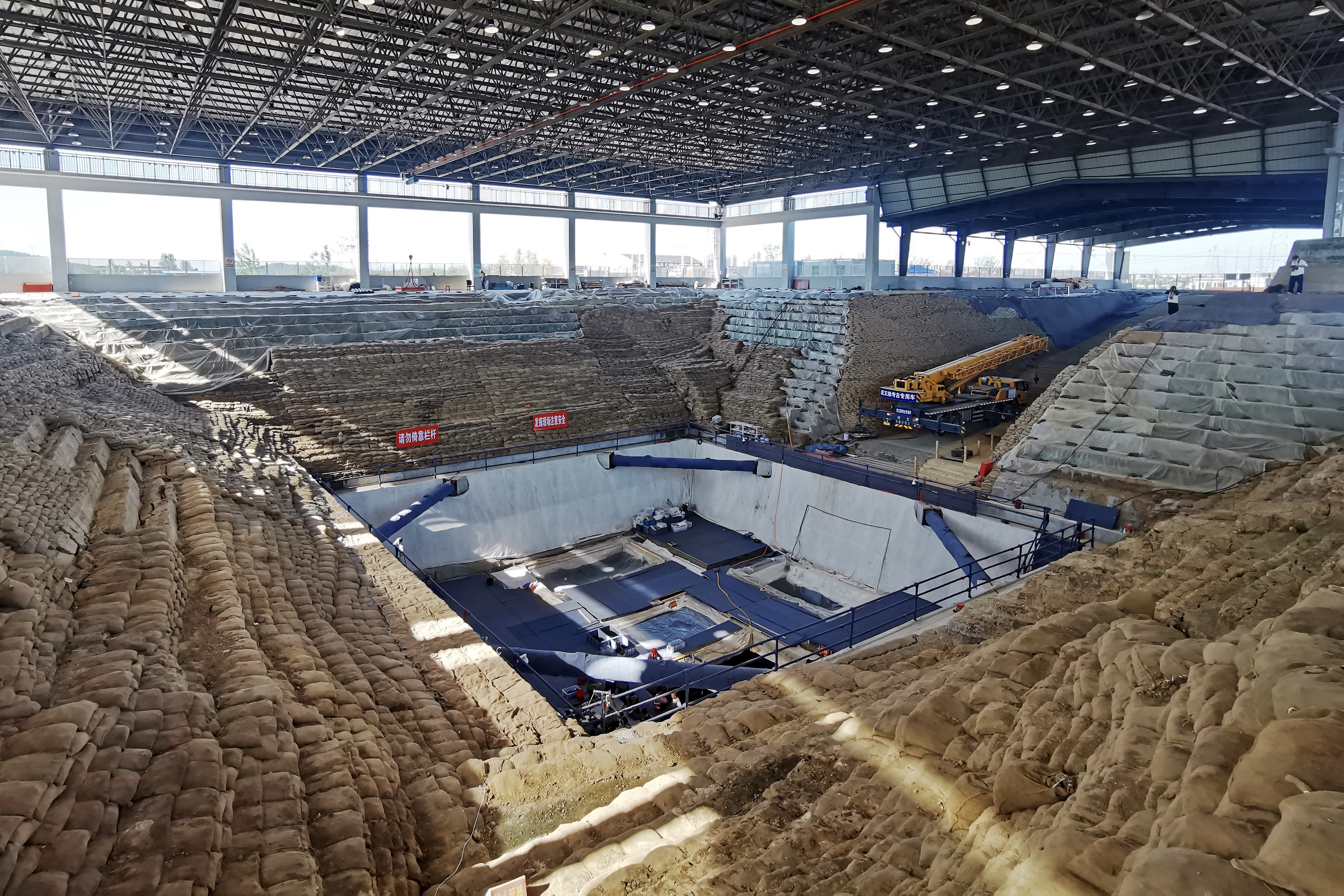 Des archéologues travaillent sur le site de fouilles du tombeau de Wuwangdun à Huainan, province de l'Anhui, le 20 mai 2024. /VCG