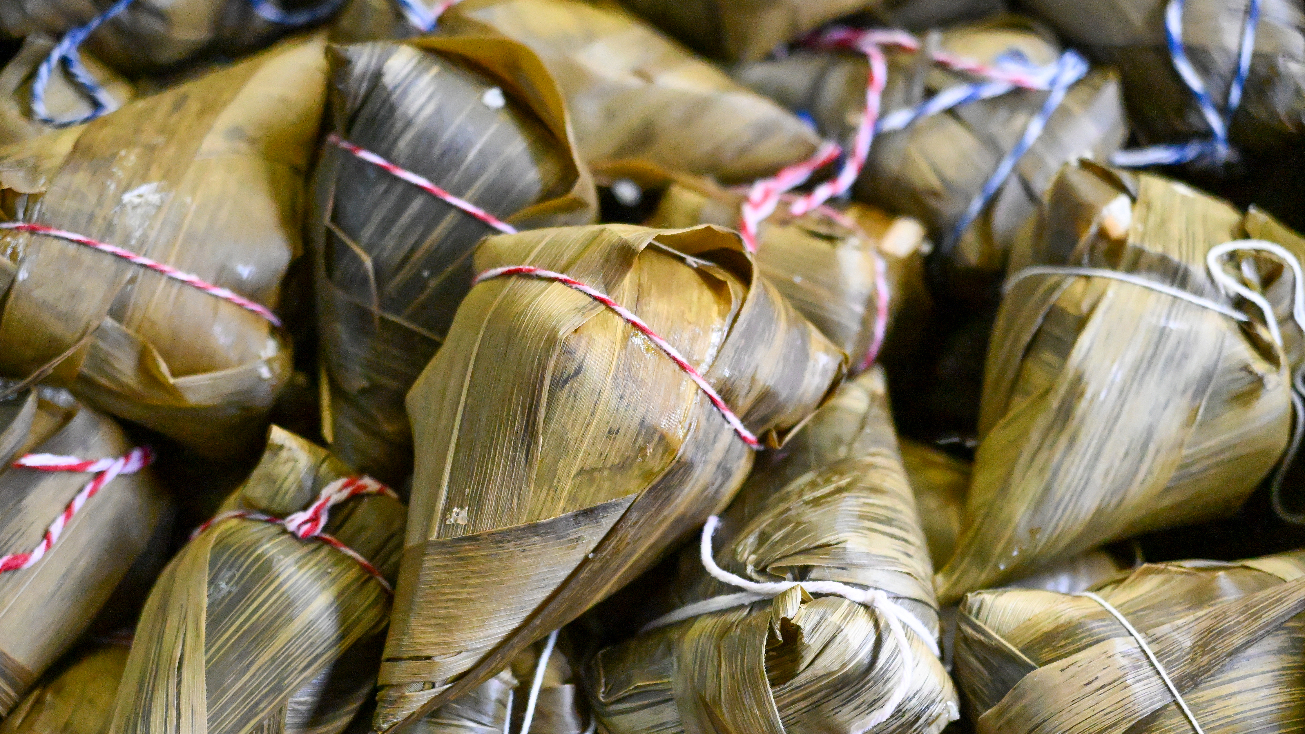 Un zongzi traditionnel enveloppé dans des feuilles de bambou ou de roseau et rempli de riz gluant et d'autres ingrédients, le 30 mai 2026. /VCG