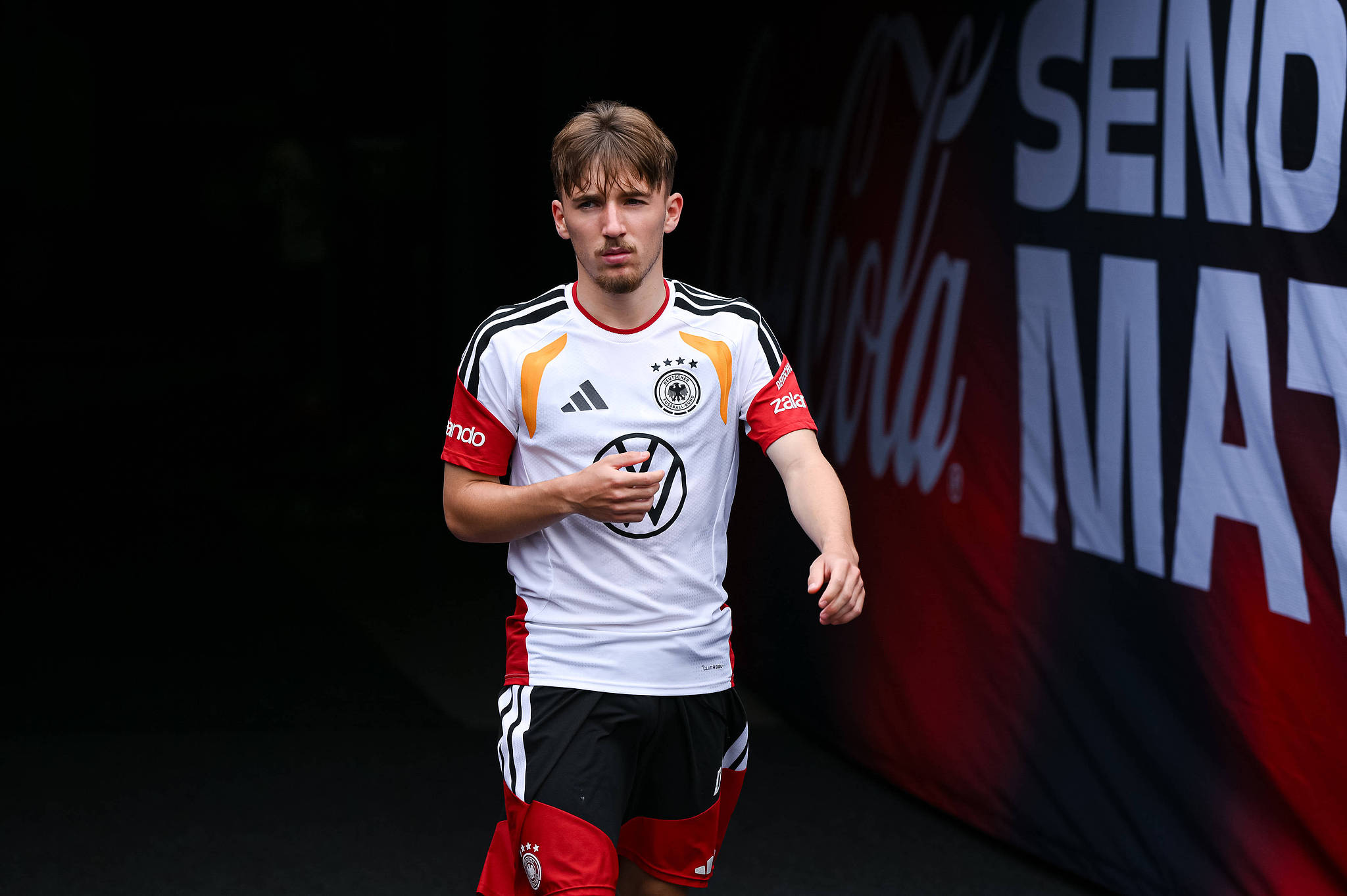 Lennart Karl, d'Allemagne, entre sur le terrain pour un entraînement en équipe à Chicago, Illinois, le 6 juin 2026. /VCG