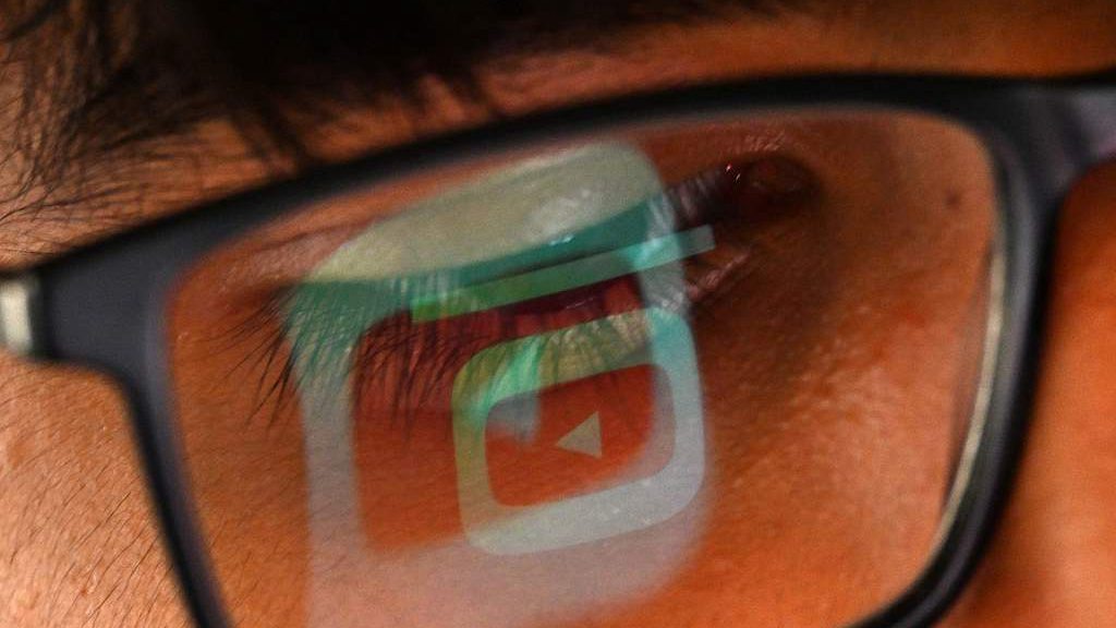 Un garçon de 13 ans consulte les réseaux sociaux sur une tablette à Sydney, en Australie, le 8 décembre 2025. /VCG