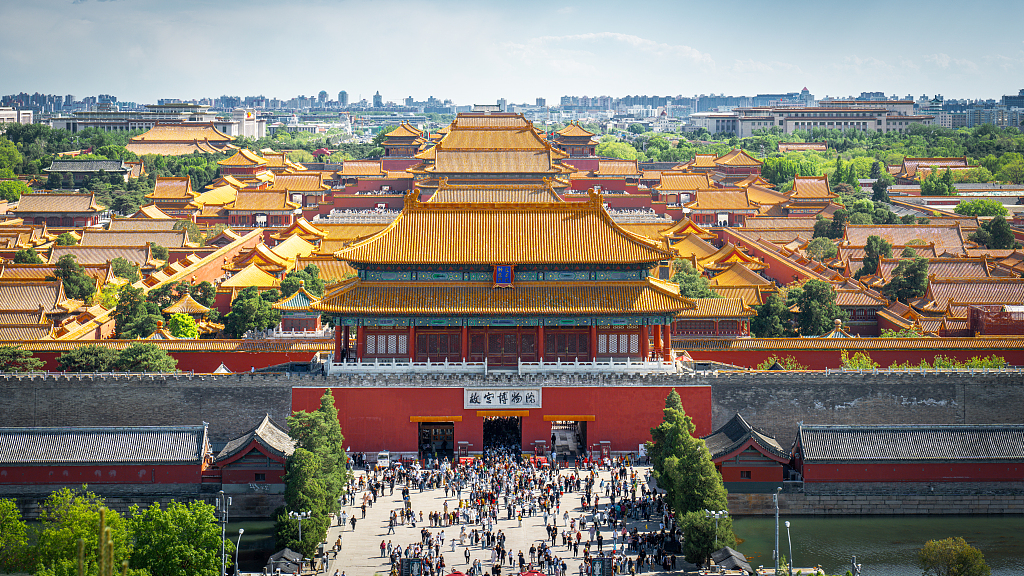 Des foules de visiteurs se pressent au Musée du Palais le long de l'axe central de Pékin, vu depuis la colline de Jingshan, le 28 avril 2026. /VCG