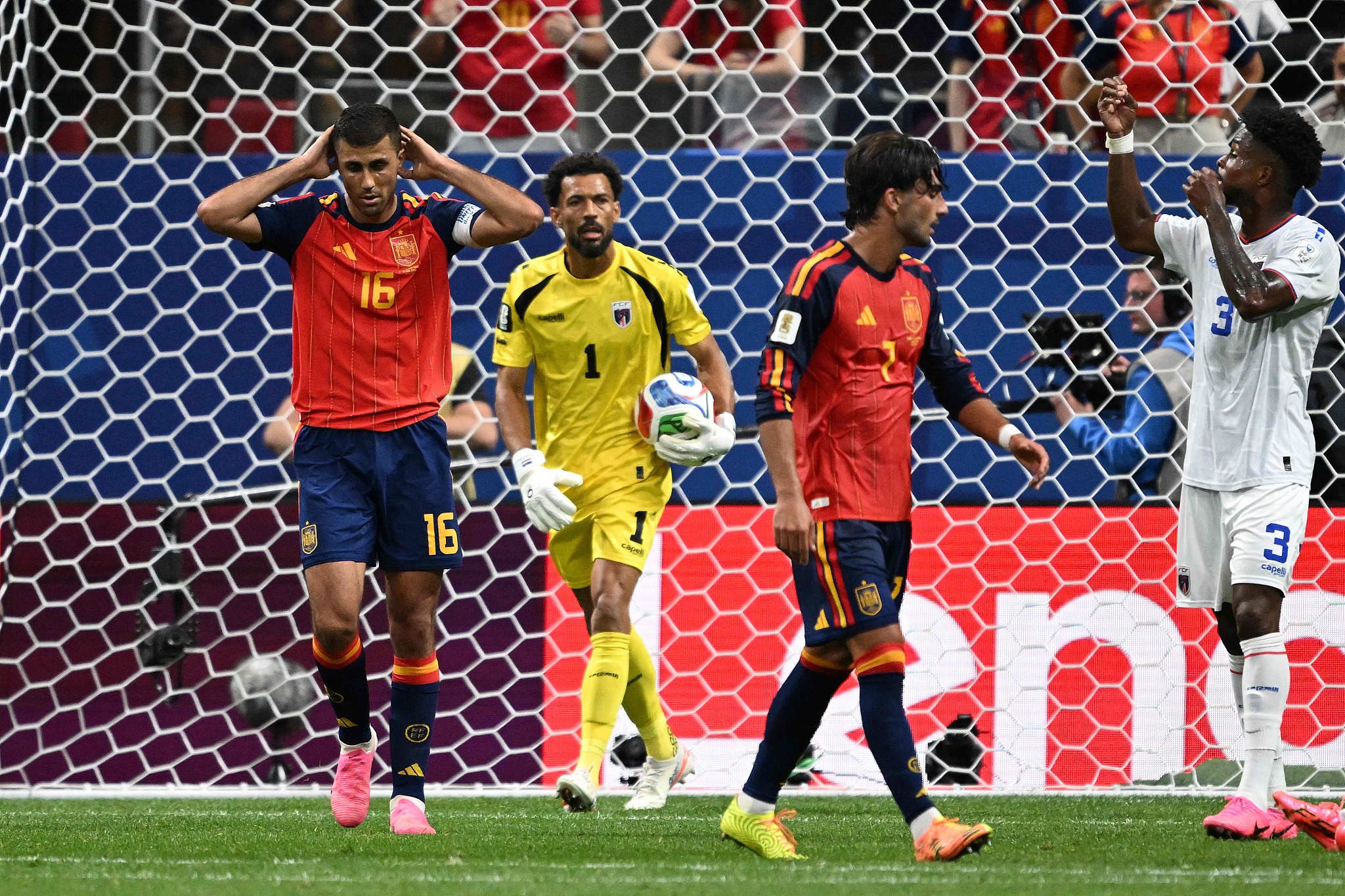 Le milieu de terrain espagnol n°16 Rodri (L) réagit à côté du gardien de but n°01 du Cap-Vert Vozinha (C) après avoir raté une opportunité de but lors du match du groupe H de la Coupe du monde entre l'Espagne et le Cap-Vert au stade d'Atlanta à Atlanta, États-Unis, le 15 juin 2026. 