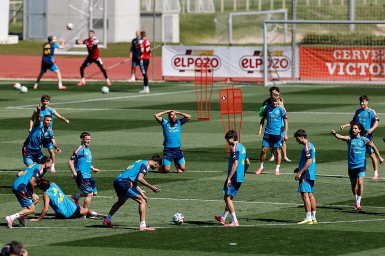 Les membres de l'équipe espagnole assistent à une séance d'entraînement avant le match de football amical contre l'Irak avant la Coupe du Monde de la FIFA 2026 à la Ciudad del Futbol de Las Rozas, Madrid, le 3 juin 2026. /VCG