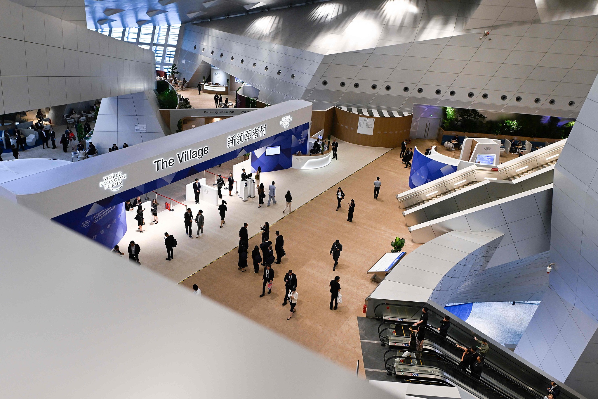Participants au Centre de conférences international de Dalian lors de la réunion annuelle des nouveaux champions 2026 du Forum économique mondial à Dalian, dans la province chinoise du Liaoning, le 23 juin 2026. /VCG