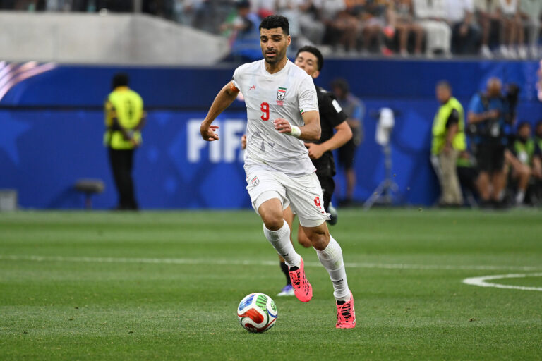 L'attaquant iranien Mehdi Taremi dribble le ballon lors du match du Groupe G contre la Nouvelle-Zélande lors de la Coupe du Monde de la FIFA 2026 à Los Angeles, Californie, le 15 juin 2026. /VCG