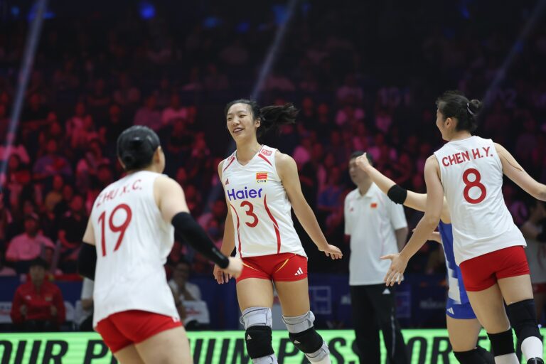 Les joueuses chinoises célèbrent après avoir marqué un point contre la Thaïlande lors d'un match de la poule 3 de la Ligue des nations de volleyball féminin à Nanjing, dans la province du Jiangsu (est de la Chine). /VCG
