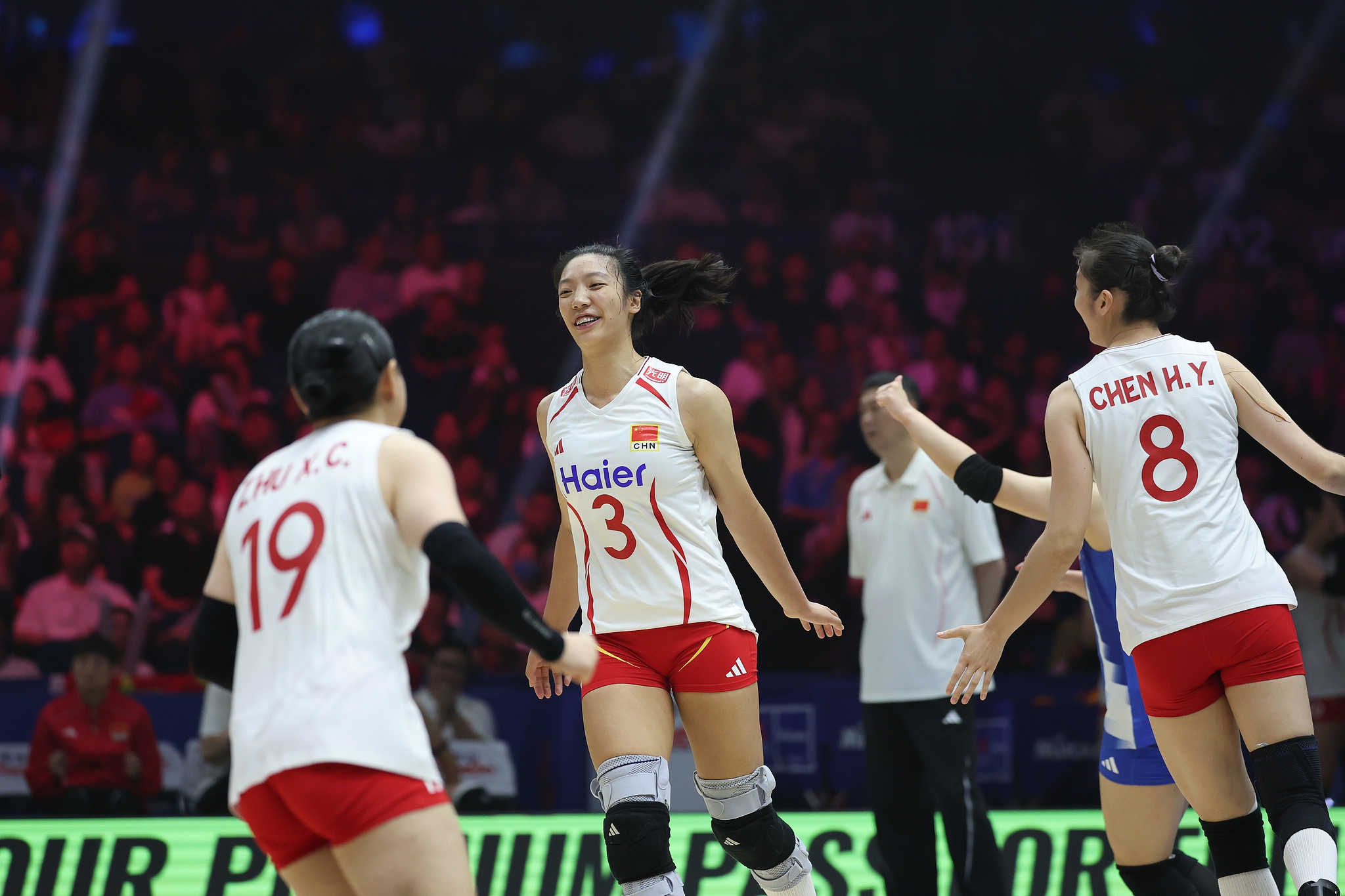 Les joueuses chinoises célèbrent après avoir marqué un point contre la Thaïlande lors d'un match de la poule 3 de la Ligue des nations de volleyball féminin à Nanjing, dans la province du Jiangsu (est de la Chine). /VCG