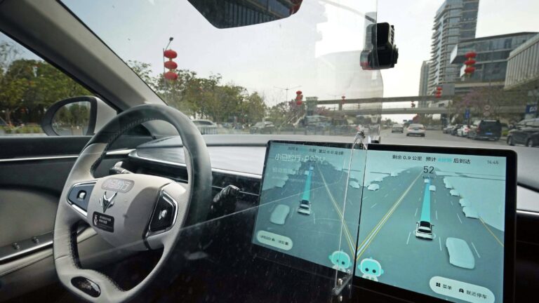 Un robotaxi PONY AI Inc. fonctionne sans chauffeur au volant à Shenzhen, province du Guangdong, Chine, le 12 février 2026. /VCG