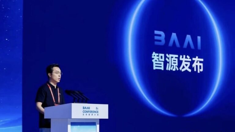 Un conférencier présente de nouvelles recherches sur l’IA lors de la 8e conférence de l’Académie d’IA de Pékin, à Pékin, en Chine, en juin 2026. /BAAI