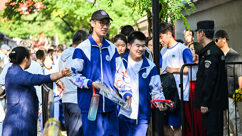 Des étudiants entrent sur un site d'examen national d'entrée à l'université à Pékin, en Chine, le 7 juin 2026. /VCG