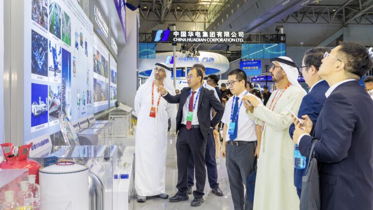 Des acheteurs étrangers visitent le stand de TBEA lors de la 9e Exposition Chine-Eurasie à Urumqi, dans la région autonome ouïgoure du Xinjiang (nord-ouest de la Chine), le 26 juin 2026. /VCG