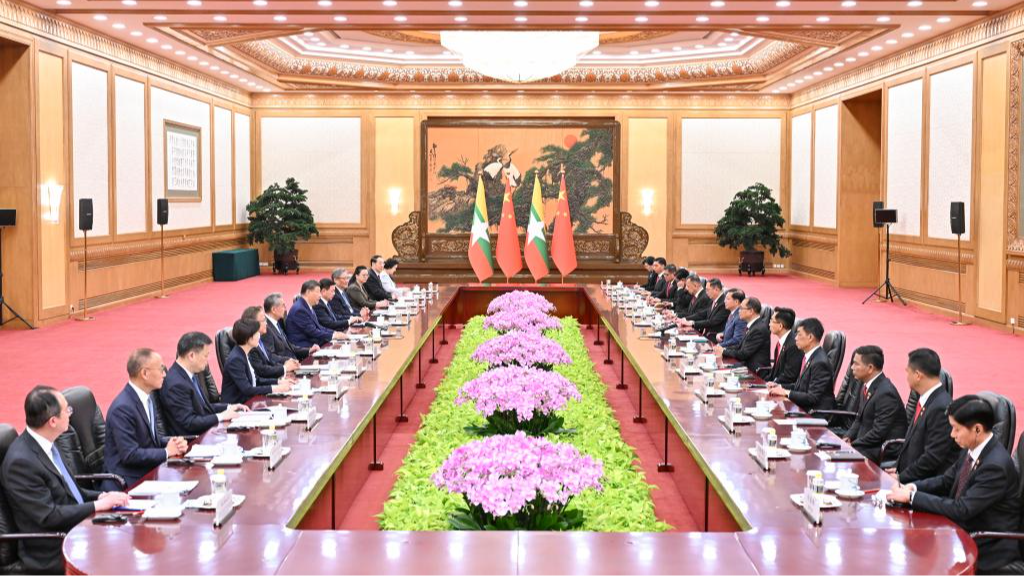 Le président chinois Xi Jinping s'entretient avec le président du Myanmar Min Aung Hlaing, en visite d'État en Chine, au Grand Palais du Peuple à Pékin, capitale de la Chine, le 16 juin 2026. /Xinhua