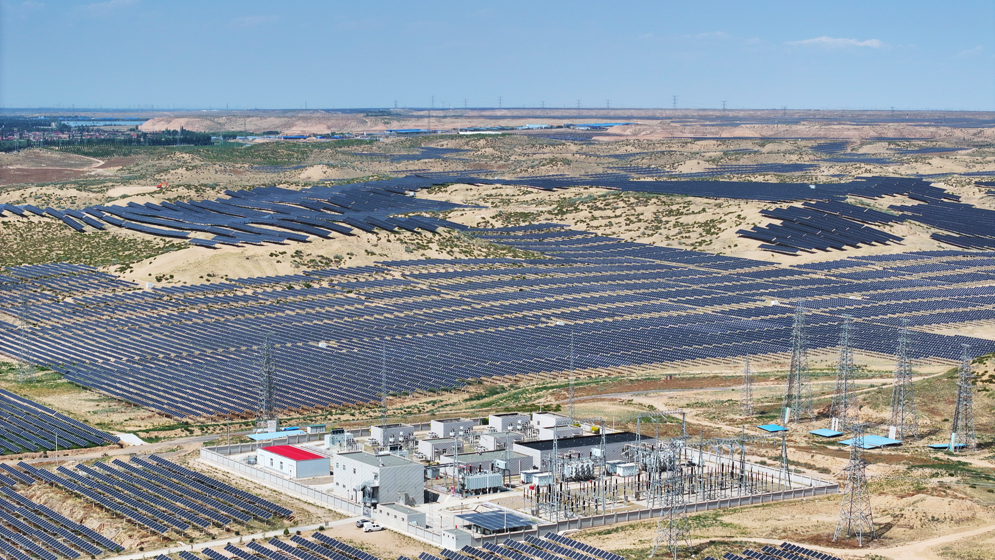 Photo d'archives d'une centrale solaire dans le désert de Gobi, à Yinchuan, dans la région autonome de Ningxia Hui, dans le nord-ouest de la Chine. /VCG