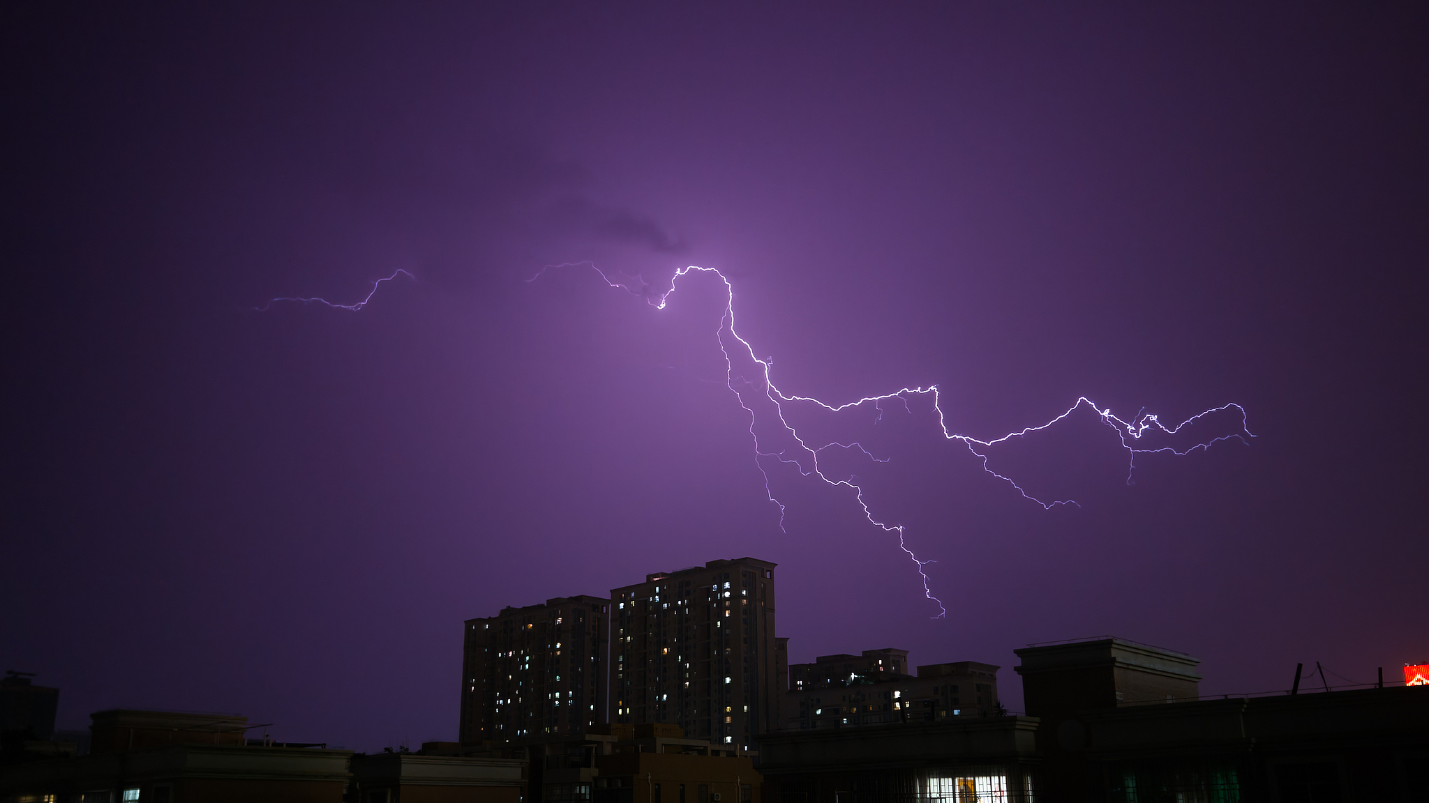 Des éclairs traversent le ciel à Zhuhai, dans la province du Guangdong, dans le sud de la Chine, le 8 juin 2026. /VCG