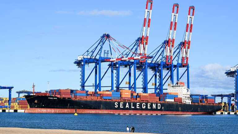 Le porte-conteneurs Istanbul Bridge lors de son déchargement dans le port de Gdansk, en Pologne, le 19 octobre 2025. /CFP
