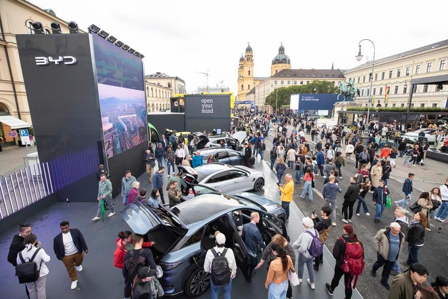 Des gens visitent la zone d'exposition de BYD lors de l'IAA Mobility 2025 à Munich, en Allemagne, le 9 septembre 2025. /Xinhua
