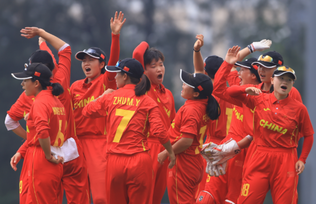 Les joueurs chinois célèbrent après avoir battu le Népal et obtenu leur qualification pour les Jeux asiatiques de 2026 à Kuala Lumpur, en Malaisie, le 31 mai 2026. /Xinhua