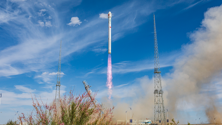 La Chine lance une fusée porteuse Zhuque-2 modifiée depuis la zone pilote d'innovation spatiale commerciale de Dongfeng, dans la province du Gansu, dans le nord-ouest de la Chine, le 9 juin 2026. /VCG