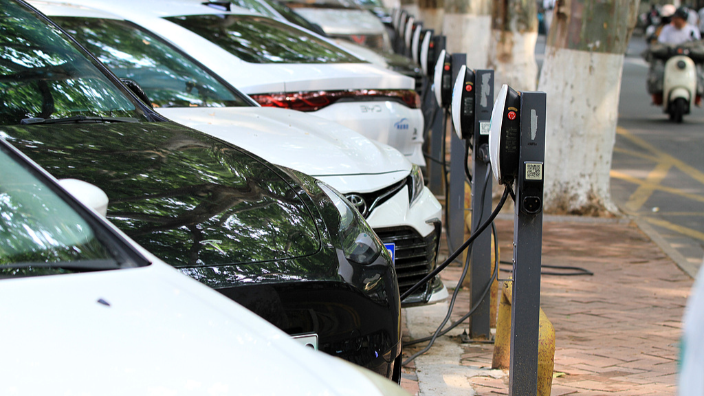 Les véhicules à énergie nouvelle se rechargent dans les bornes de recharge de Huai'an, dans la province du Jiangsu (est de la Chine), le 24 juin 2026. /VCG