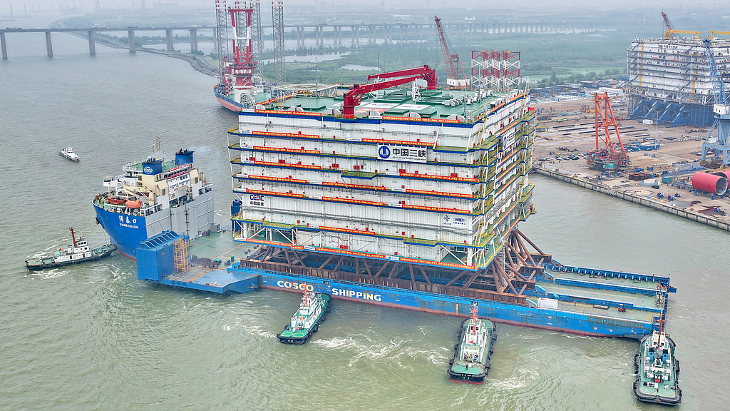 La plus grande station de conversion offshore au monde est déployée depuis Nantong, dans la province du Jiangshu (est de la Chine), le 27 mai 2026. /VCG