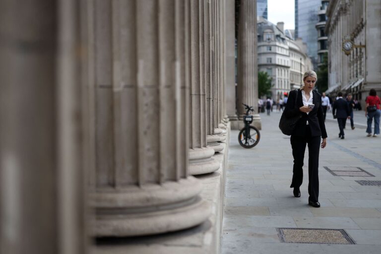 Des piétons passent devant la Banque d'Angleterre dans la City de Londres, au Royaume-Uni, le 18 juin 2026. /AFP